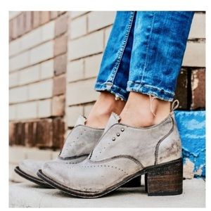 Size 8 SADIE Oxford Freebird in color ICE